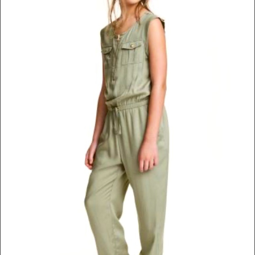 Sleeveless sage green viscose jumpsuit ✨